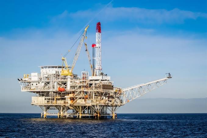 What Is the Difference Between an Oil Rig and an Oil Platform?